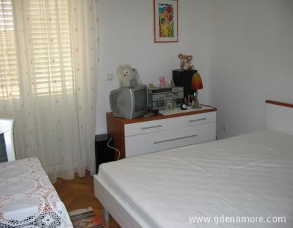 Apartmanok & # 34; Đuzelovi dvori & # 34;, , Magán szállás a községben Vodice, Horvátország